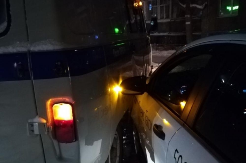 В одной из аварий в начале года автомобиль такси протаранил полицейский автомобиль.