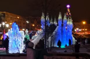 В Ноябрьске уже несколько раз чинили скульптуры в ледовом городке