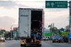 Мигранты, направляющиеся в США, проезжают под дорожным знаком с надписью на испанском языке «мексиканская граница», Пайапита, Гватемала.