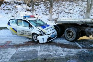 В Одессе столкнулись автомобиль патрульной полиции Toyota Prius и грузовик КамАЗ, в результате чего пострадали двое правоохранителей.