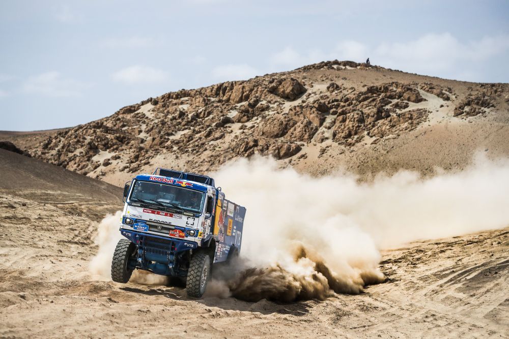 Всего на старт «Дакара-2019» вышло 334 спортивных экипажа из 61 страны, в том числе 41 спортивный грузовик.
