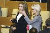 Депутаты Государственной Думы V созыва Алина Кабаева и Светлана Хоркина на первом пленарном заседании. 2007 год.