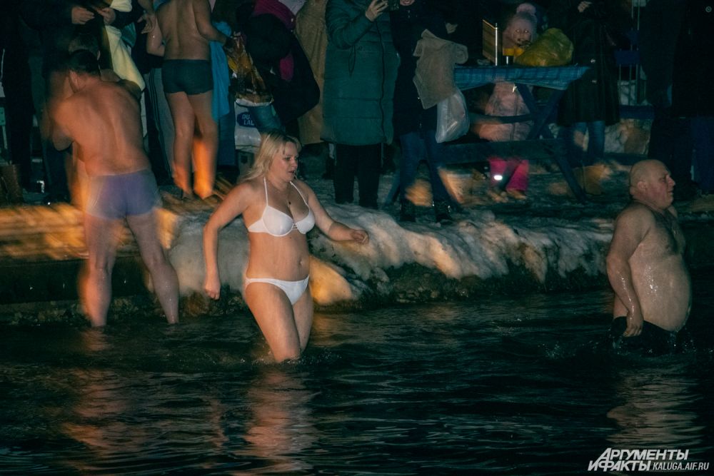 Много желающих искупаться в ночь с 18 на 19 калужан приехали на Сероводородные озёра.