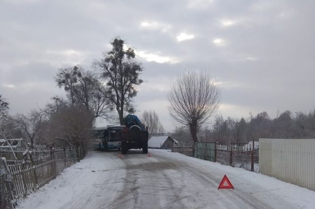 На дороге «Гвардейская – Славяновка» столкнулись КамАЗ и автобус