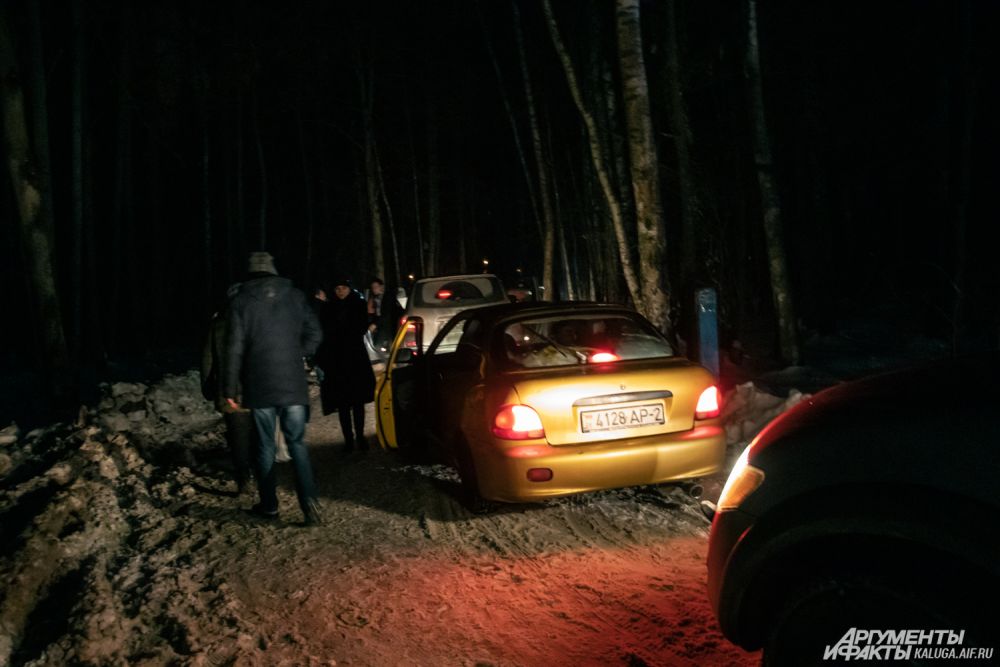 Поток автомобилей в местах, где организовано купание в Крещенскую ночь, не прекращался до глубокой ночи.