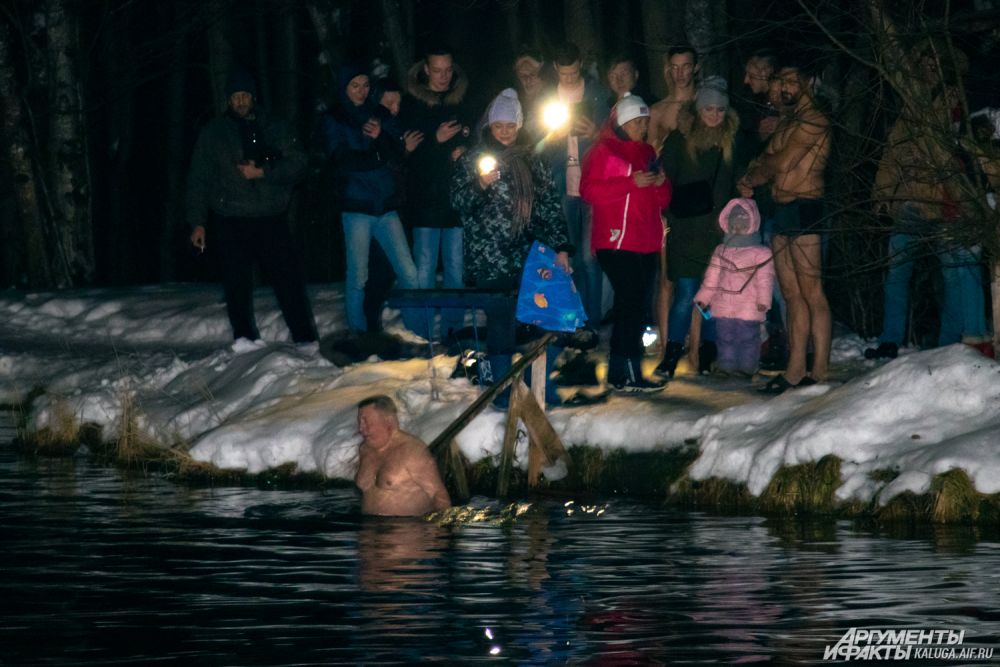 По статистике искупался каждый второй, кто приехал к официальным местам купаний, но на фотографиях выглядит иначе.