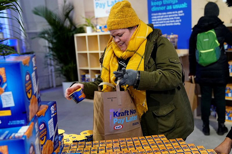 Госслужащий, оставшийся без работы, забирает бесплатную сумку с продуктами от Kraft Foods.