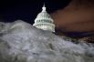 Неубранный снег рядом со зданием Капитолия США в Вашингтоне.