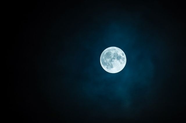 Луна в Новосибирске сегодня светит ярче обычного.