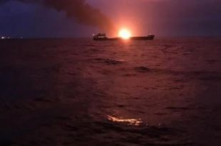 Горящие на входе в Азов судна находятся в «черных списках» Украины и США