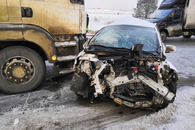 В автомобильной аварии столкнулись три автомобиля: Lifan, Toyota и MAN с полуприцепом.