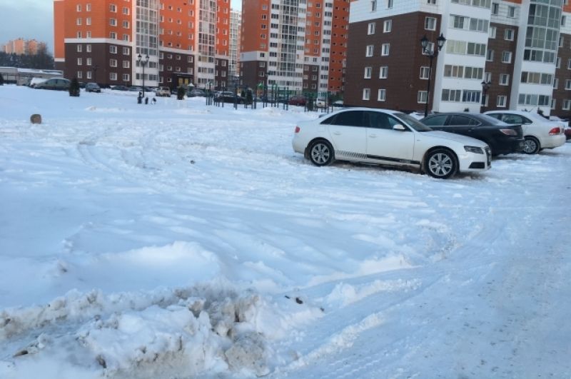 В жилом комплексе «Лесная мелодия – 2» на улице Склизкова дороги чистят, но парковать автомобили приходится в снежную кашу.
