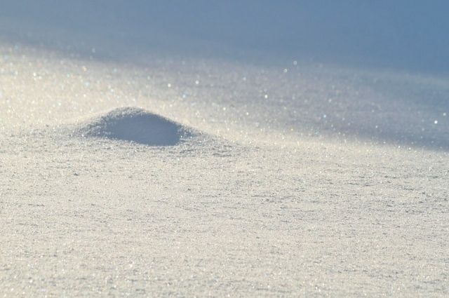 Житель Ноябрьска обморозил пальцы, откапывая от снега машину