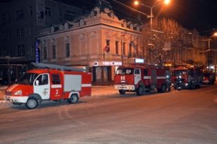 Сегодня ночью в центре Днепра трое неизвестных бросили коктейль Молотова в здание магазина одежды, в результате произошел пожар.