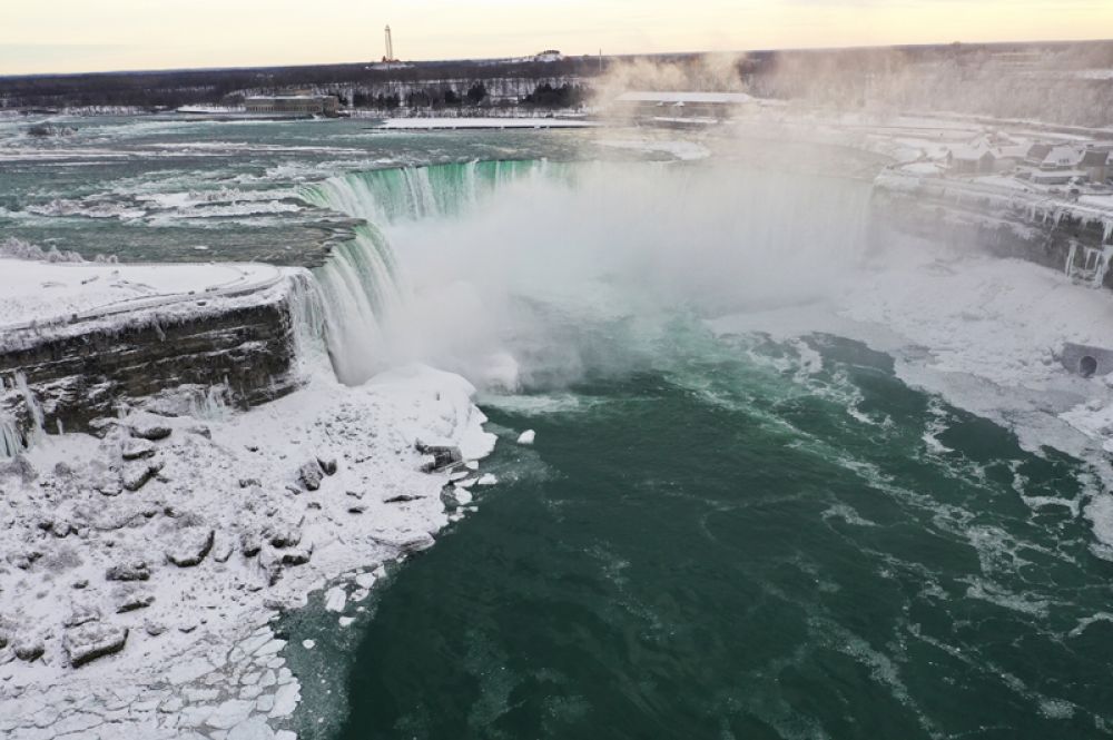 Замерзший ниагарский водопад фото