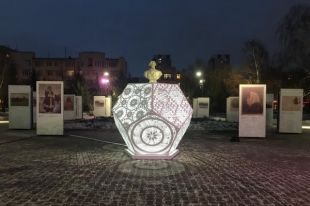 Ночник стоит в сквере В.И.Сурикова.
