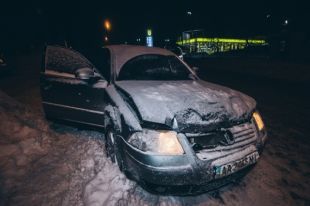 Нарушитель пытался скрыться с аварии, но свидетели, которые ехали параллельно и видели аварию, догнали нарушителя и забрали у него ключи.