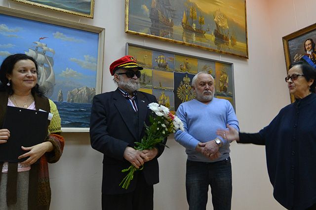 Юрий Бычков (второй слева) на открытии выставки «300 лет российскому флоту».