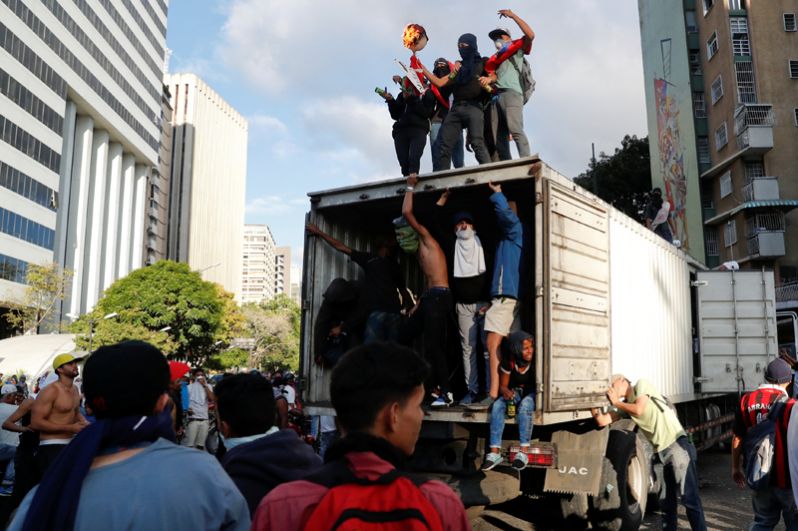Сторонники оппозиции на митинге против президента Венесуэлы Николаса Мадуро.