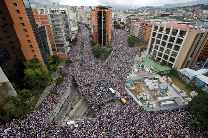 Сторонники оппозиции на митинге против президента Венесуэлы Николаса Мадуро.