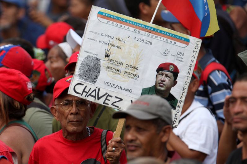 Сторонник президента Венесуэлы Николаса Мадуро принимает участие в митинге в его поддержку.