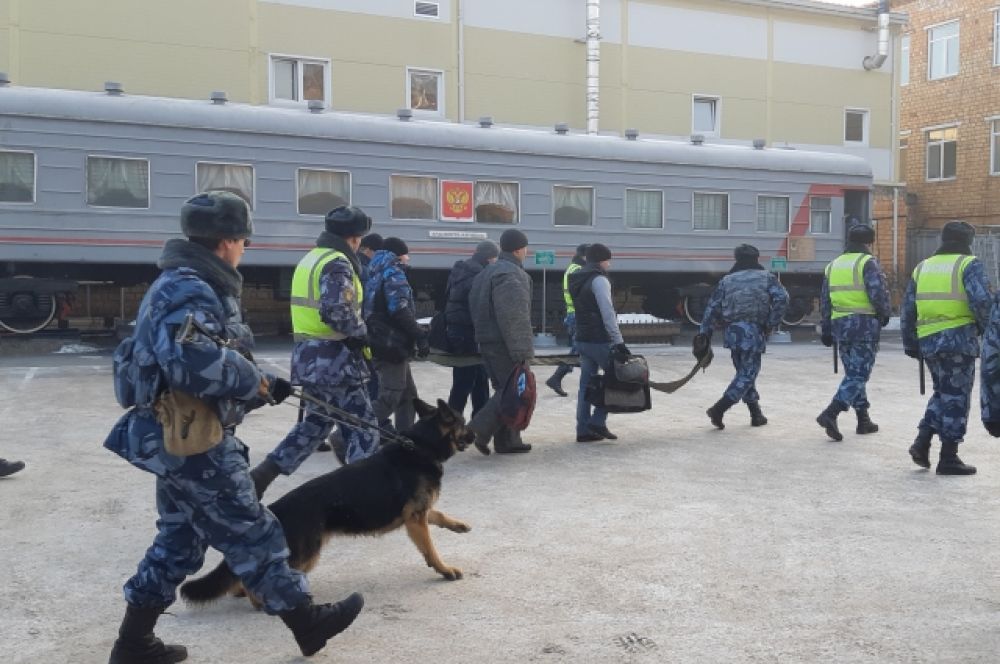 При конвоировании заключенных пристегивают наручниками к специальной дорожке, которая защищает их от грязи в ненастную погоду.