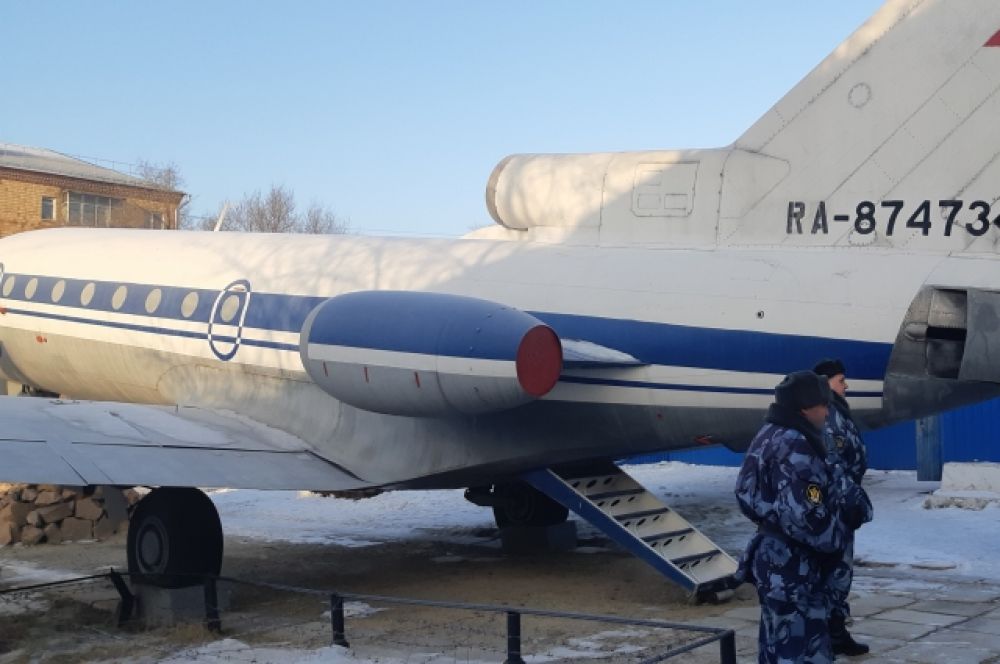 Тренируются конвоиры на авиатранспорте. В качестве симулятора воздушной тюрьмы служит списанный Як-40.