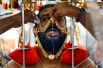 Мужчина прокалывает язык во время индуистского праздника Тайпусам в Сингапуре. 