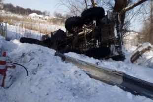 Грузовик перевозил ящики с боеприпасами для боевой подготовки.