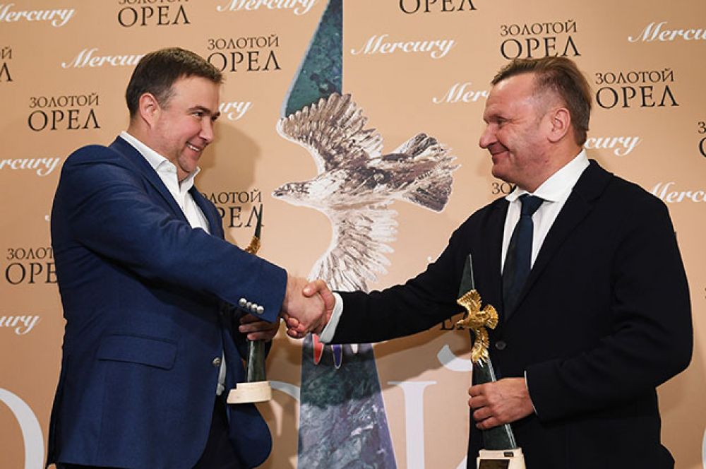 Продюсеры Юрий Сапронов и Алексей Земский (слева направо), получившие приз в номинации «Лучший телевизионный сериал (более 10 серий)» («Хождение по мукам» Константина Худякова)