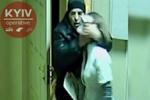 Затащил в подсобку и изнасиловал: в Харькове напали на девушку-аптекаря
