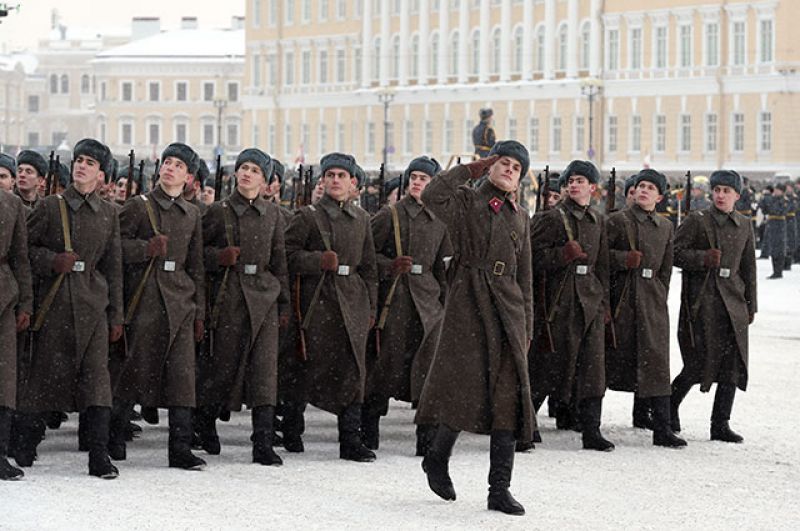 Участники парада на Дворцовой площади Санкт-Петербурга.