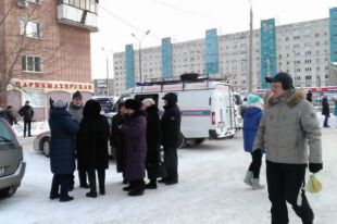 Представители экстренных служб, а также сотрудники администрации обсудили сегодня утром ситуацию с домом по ул. Революции, 3/1.