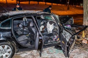 В салоне автомобиля также находились два пассажира: на переднем сиденье сидел мужчина, а на заднем - девушка.