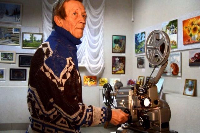 Режиссёр созданной в 90-е годы народной киностудии «Коряжма» Геннадий Червочкин - один из тех, кто сейчас помогает разбирать архивы. Старые плёнки смотрят на аппарате 70-х годов «Украина» - он до сих пор в строю!