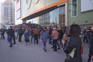 В течение пятнидцати минут поступили сообщения об эвакуации школы № 102, ТЦ Лента на Героев Хасана, универсама Семья на ул. Борчанинова.