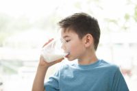 Рынок молока наводнен фальсификатом: эксперты о том, как отличить подделку