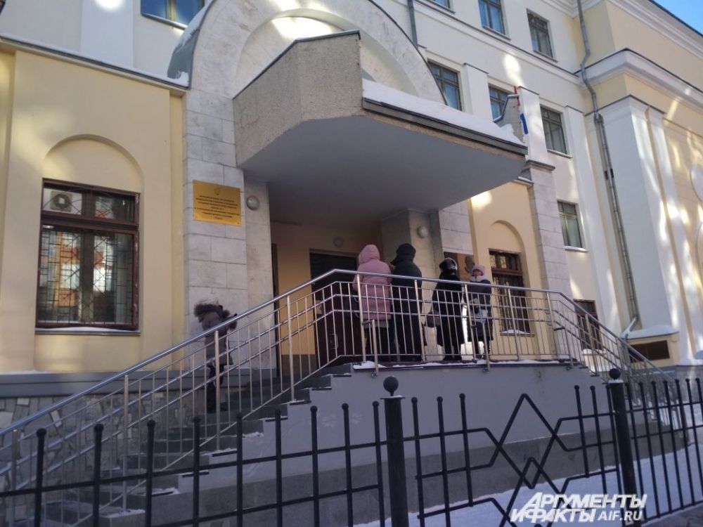 На крыльце школ остались только учителя. Детей увели.