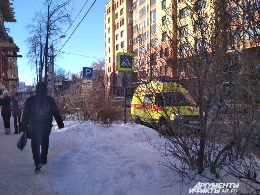 Возле всех эвакуированных объектов дежурили кареты скорой помощи.