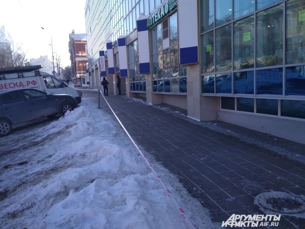 Территорию огородили лентами.