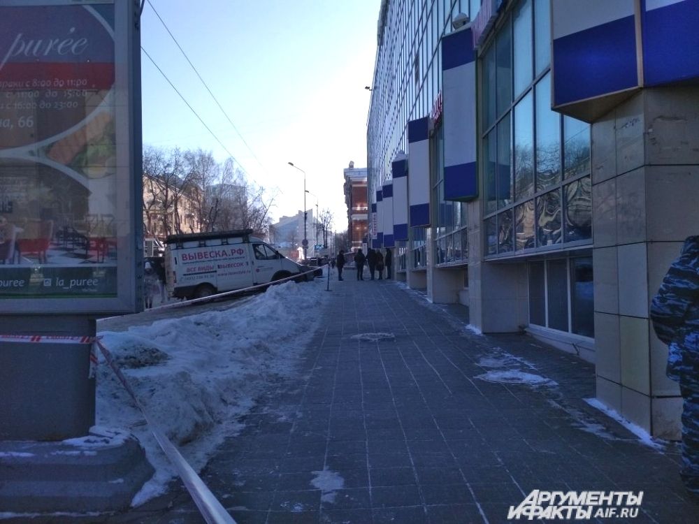 Возле входа ТЦ выставили охрану.