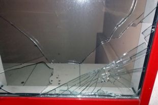 В Николаеве парень в пылу ссоры с девушкой разбил витрину аптеки