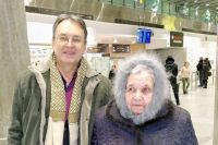 Тамара Баженова с сыном в аэропорту «Пулково».