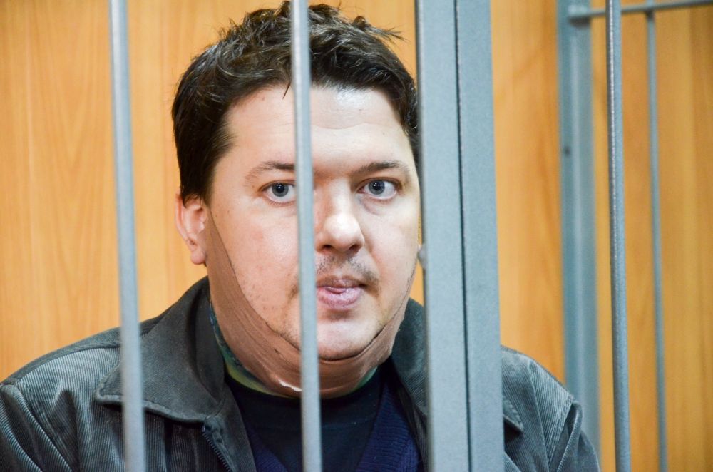 Потрошитель из ФСБ. Осенью 2016 года полиция задержала майора свердловского управления ФСБ России Александра Игнатьева. Мужчина зверски расправился с собственной женой и четырехмесячной дочкой в квартире на улице Токарей в Екатеринбурге. После этого пытался покончить с собой, но неудачно. Во время избрания меры пресечения подсудимый заявил, что в него вселился вирус из мобильного телефона. Через год Уральский окружной суд освободил майора от уголовной ответственности: отправлен на принудительное лечение в одно из спецучреждений Волгоградской области.