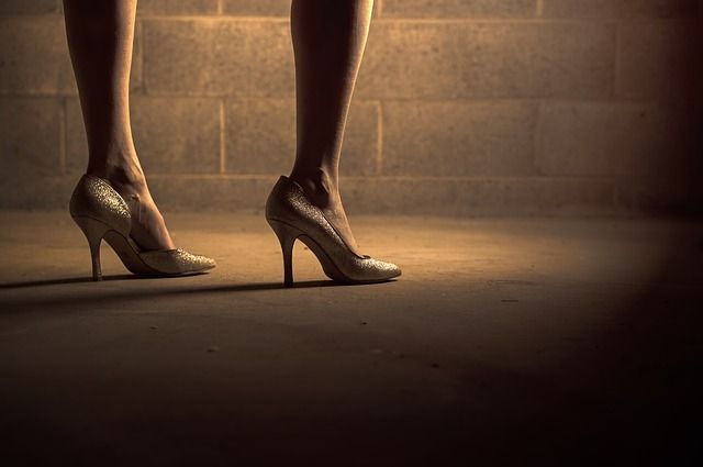 Женщинам не рекомендуют носить каблуки выше 5,7 см.