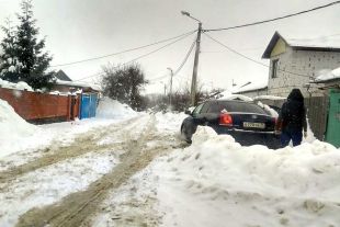 Нерасчищенные дороги в частном секторе – картина типичная.