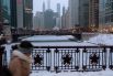 Пешеходный мост через замерзшую реку Чикаго.