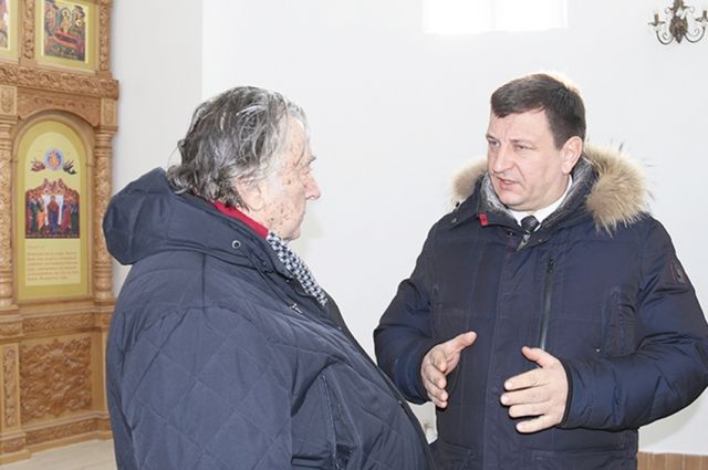 Писатель  А. Проханов (слева) беседует с Игорем Ляховым (справа).
