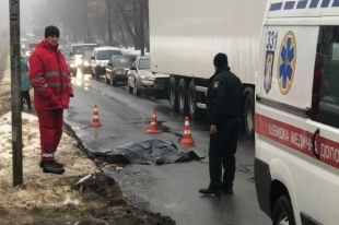В Киеве водитель грузовика переехал женщину и скрылся: объявлен «Перехват»