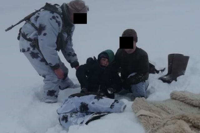 В Оренбуржье спасли замерзающих нарушителей границы.